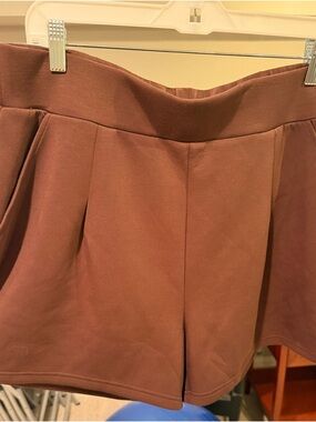 Zella Athletic Shorts in Rust Brown